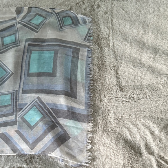 Geometric Patterned Linen Scarf - Picture 2 of 4